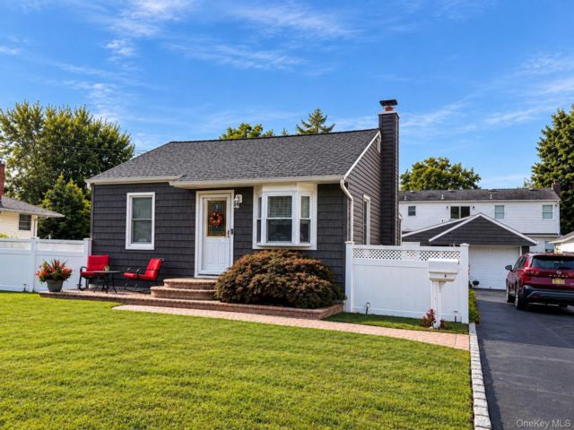  2 BR,  1.00 BTH &nbsp;Ranch style home in West Babylon