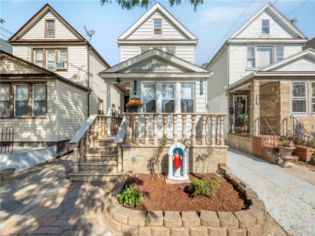  3 BR,  2.00 BTH &nbsp;Colonial style home in Ozone Park