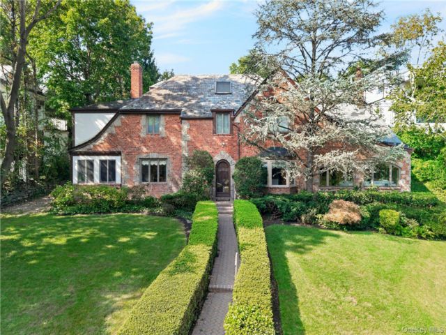  5 BR,  5.00 BTH &nbsp;Tudor style home in Great Neck
