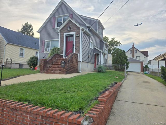  3 BR,  1.00 BTH &nbsp;Colonial style home in Valley Stream