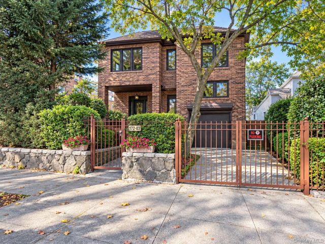  5 BR,  4.00 BTH &nbsp;Other style home in Flushing