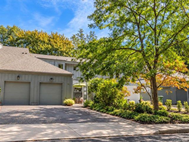  3 BR,  4.00 BTH &nbsp;Condo style home in Port Jefferson