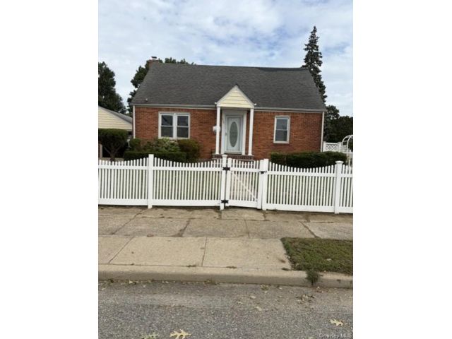  4 BR,  2.00 BTH &nbsp;Cape cod style home in Franklin Square