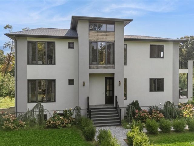  5 BR,  5.00 BTH &nbsp;Modern style home in Jamesport