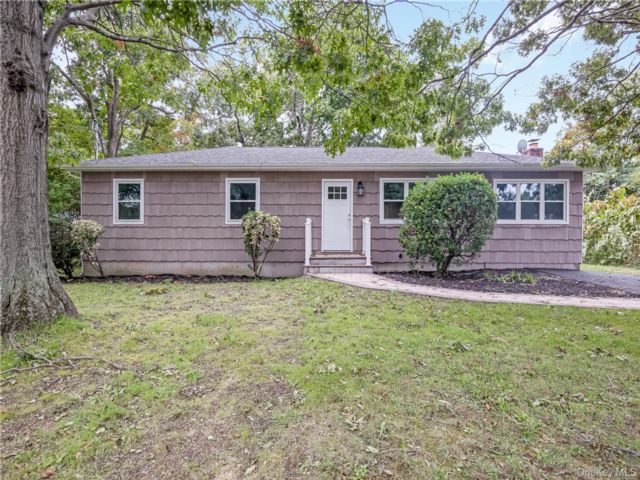  3 BR,  1.00 BTH &nbsp;Ranch style home in Bay Shore