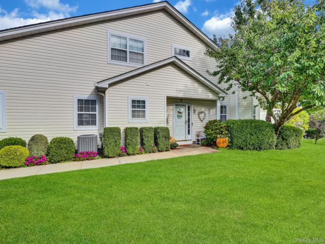  3 BR,  3.00 BTH &nbsp;Condo style home in East Setauket