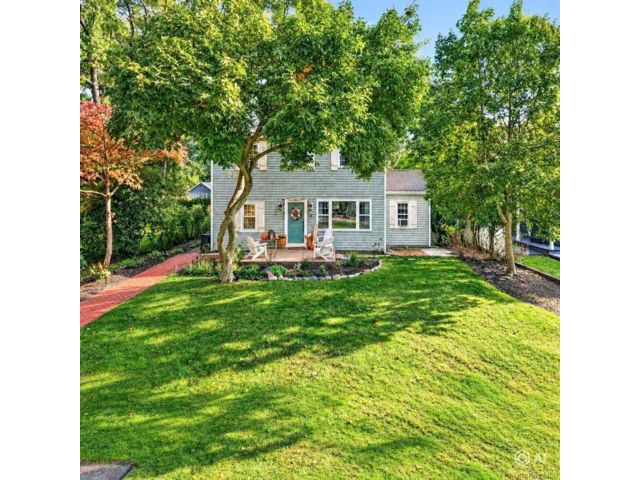  4 BR,  3.00 BTH &nbsp;Colonial style home in Sound Beach