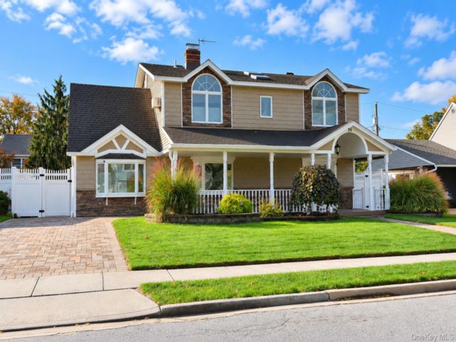  4 BR,  2.00 BTH &nbsp;Colonial style home in Hicksville