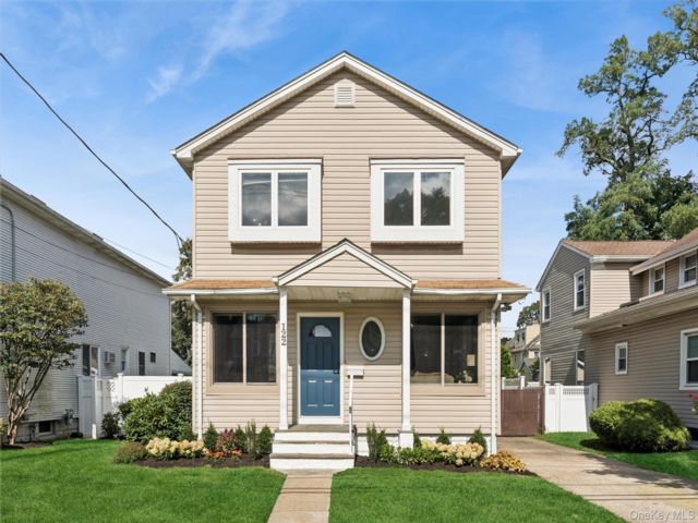  5 BR,  3.00 BTH &nbsp;Colonial style home in Merrick
