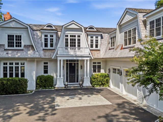  5 BR,  7.00 BTH &nbsp;Colonial style home in Lloyd Harbor