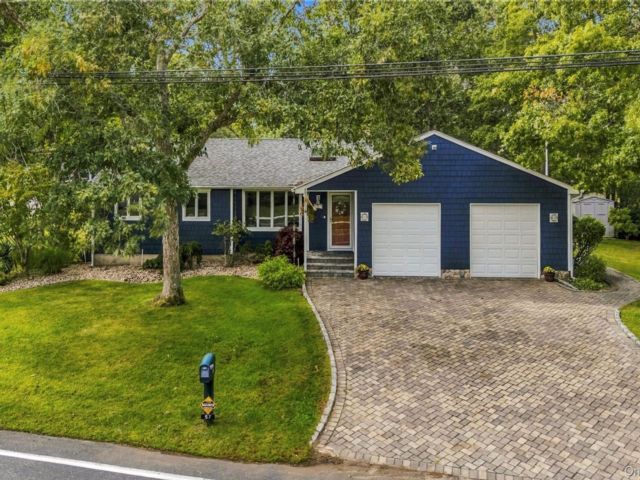  3 BR,  2.00 BTH &nbsp;Ranch style home in Hampton Bays