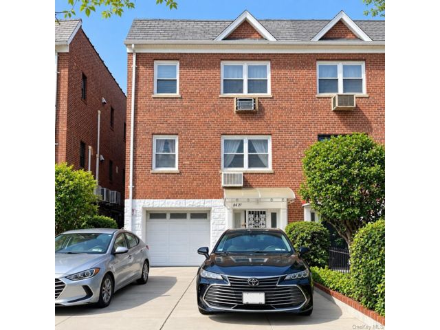 5 BR,  3.00 BTH &nbsp;House style home in Elmhurst