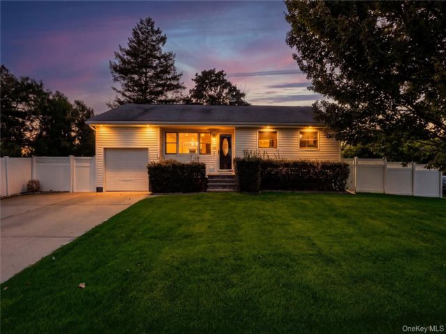  3 BR,  2.00 BTH &nbsp;Ranch style home in Islip Terrace