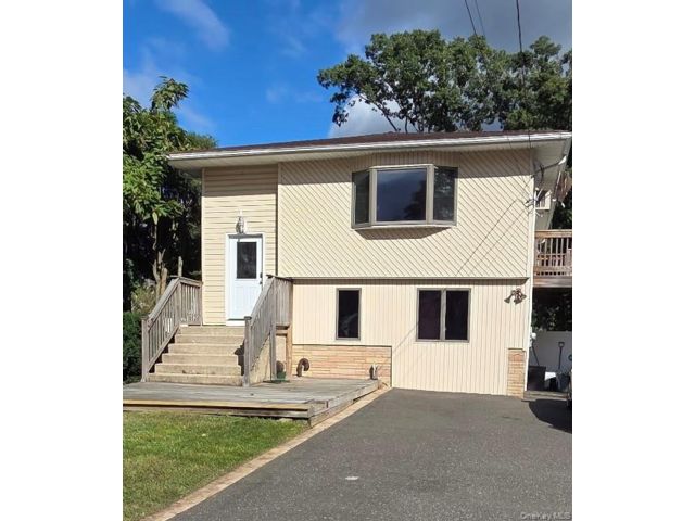 4 BR,  2.00 BTH &nbsp;Hi ranch style home in Farmingville