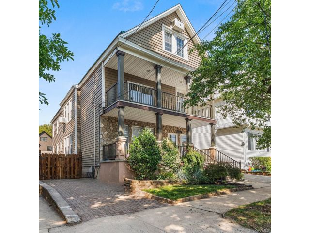  7 BR,  3.00 BTH &nbsp;Colonial style home in Bayonne