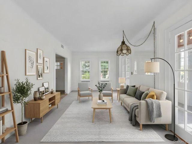  4 BR,  3.00 BTH &nbsp;Colonial style home in College Point