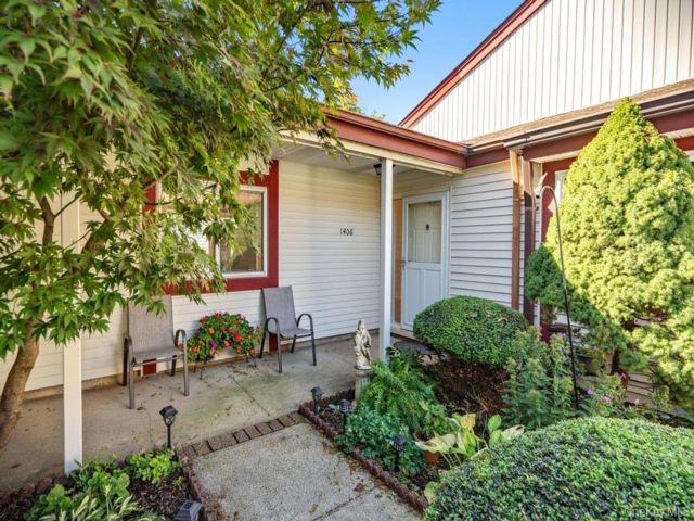  2 BR,  2.00 BTH &nbsp;Condo style home in Saint James