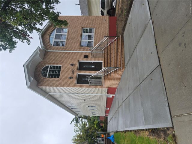  8 BR,  5.00 BTH &nbsp;House style home in Springfield Gardens