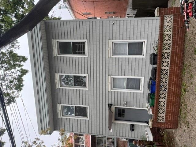  5 BR,  2.00 BTH &nbsp;Colonial style home in Woodside