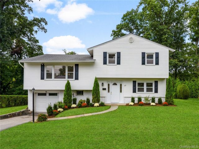  4 BR,  3.00 BTH &nbsp;Colonial style home in Yonkers