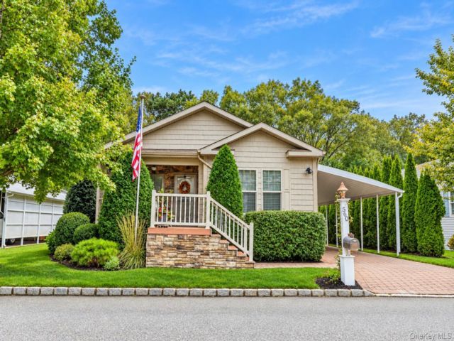  3 BR,  2.00 BTH &nbsp;Ranch style home in Riverhead