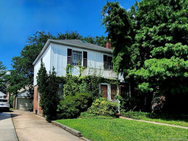  3 BR,  2.00 BTH &nbsp;Colonial style home in Fresh Meadows