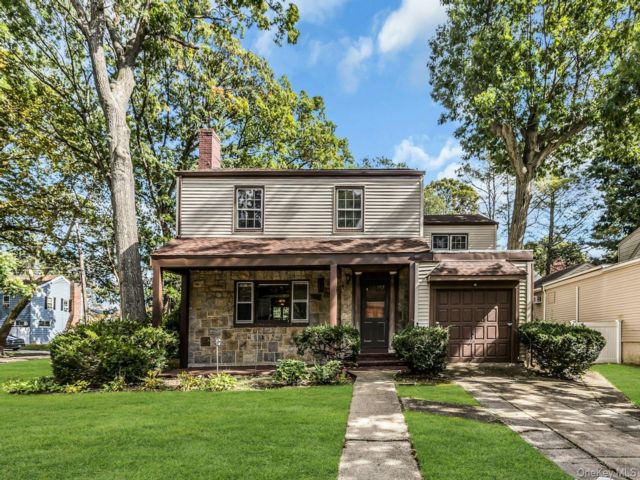  4 BR,  2.00 BTH &nbsp;Colonial style home in West Hempstead
