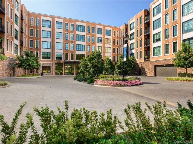  2 BR,  2.00 BTH &nbsp;Mid rise style home in Glen Cove