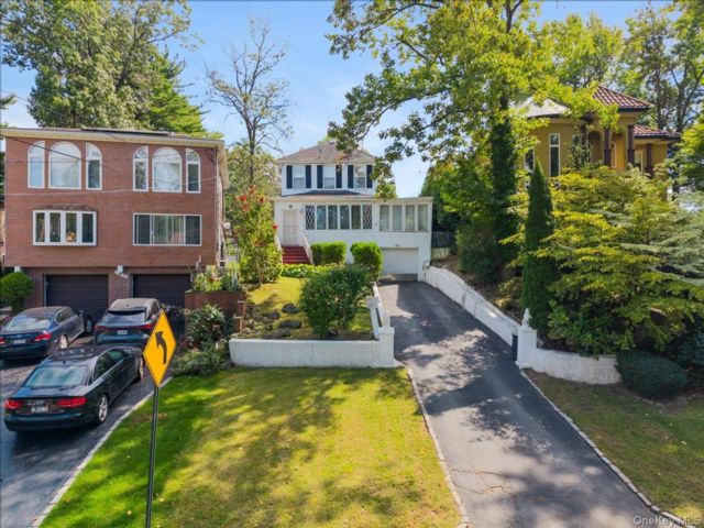 [Holliswood Real Estate, listing number 7348540]