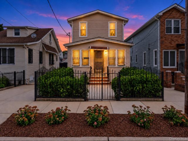  3 BR,  3.00 BTH &nbsp;Colonial style home in Jamaica