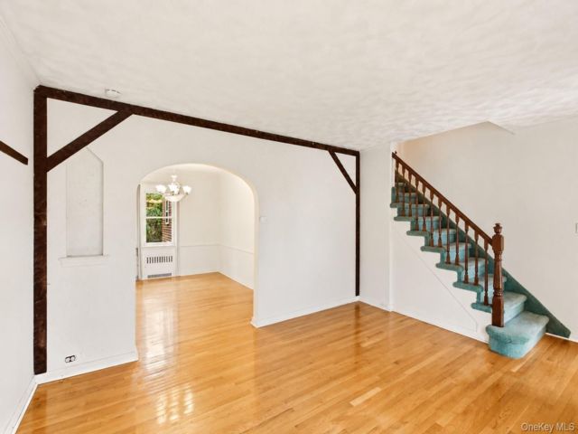  3 BR,  3.00 BTH &nbsp;Colonial style home in Whitestone