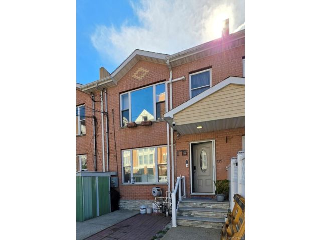  6 BR,  2.00 BTH &nbsp;House style home in Far Rockaway