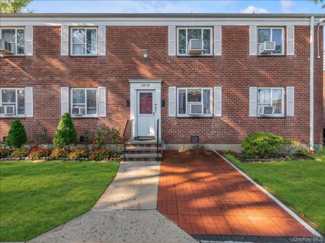  2 BR,  1.00 BTH &nbsp;Garden style home in Queens Village