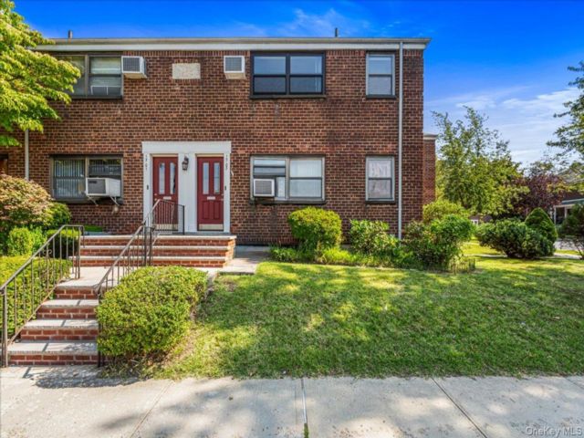  1 BR,  1.00 BTH &nbsp;Garden style home in Whitestone