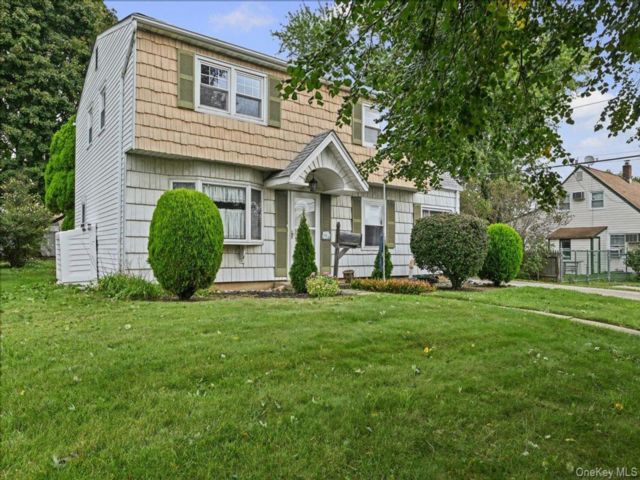  5 BR,  2.00 BTH &nbsp;Exp cape style home in Levittown