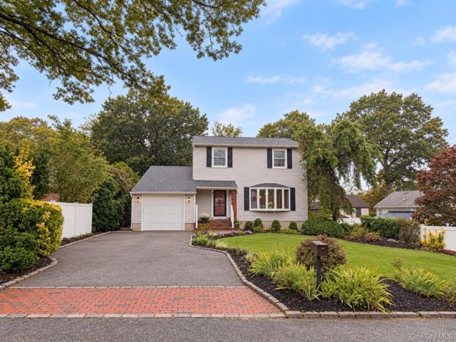  4 BR,  3.00 BTH &nbsp;Colonial style home in Ronkonkoma