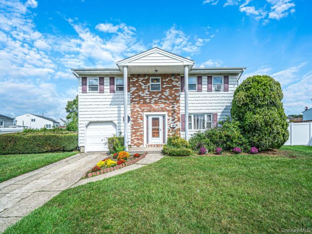  4 BR,  2.00 BTH &nbsp;Hi ranch style home in Amityville