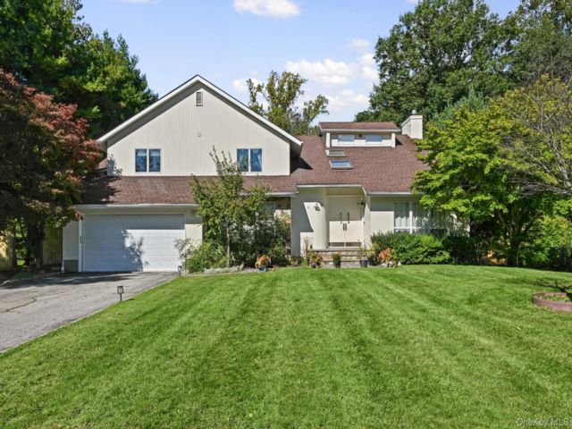  5 BR,  4.00 BTH &nbsp;Contemporary style home in Glen Cove