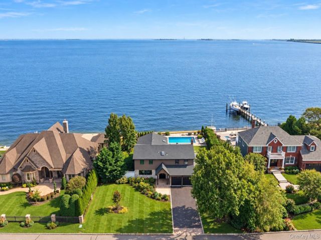  4 BR,  3.00 BTH &nbsp;Colonial style home in West Islip