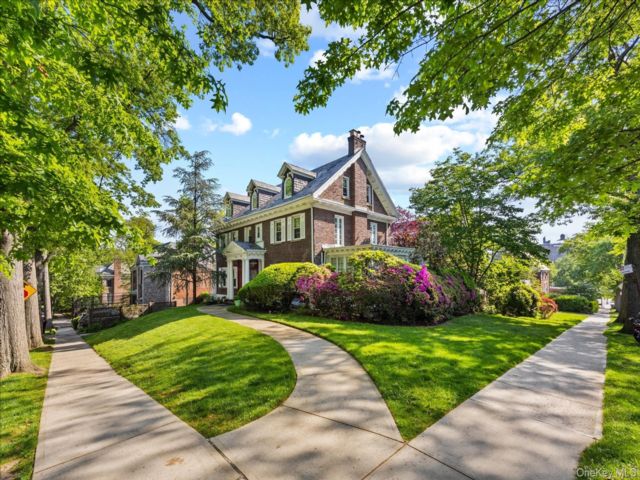  6 BR,  7.00 BTH &nbsp;Colonial style home in Kew Gardens