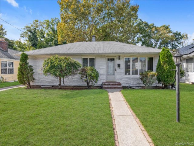  3 BR,  1.00 BTH &nbsp;Ranch style home in West Hempstead