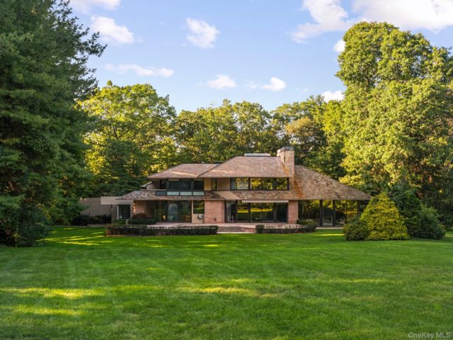  6 BR,  8.00 BTH &nbsp;Contemporary style home in Old Westbury
