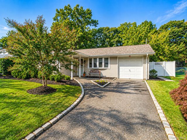  4 BR,  2.00 BTH &nbsp;Ranch style home in Farmingville