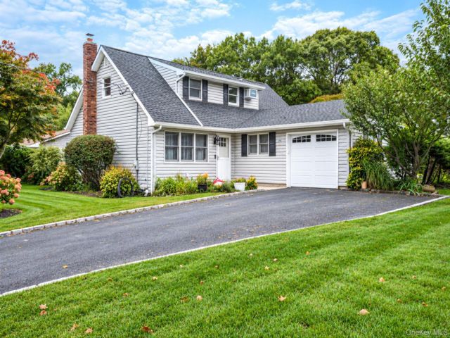  3 BR,  2.00 BTH &nbsp;Exp ranch style home in Farmingville