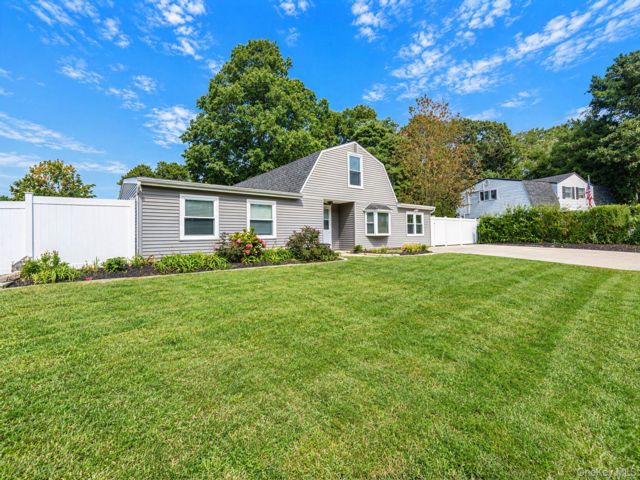  4 BR,  2.00 BTH &nbsp;Exp ranch style home in Farmingville