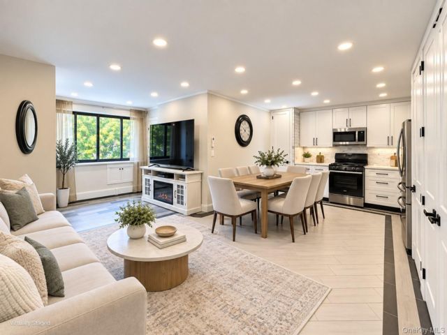  2 BR,  2.00 BTH &nbsp;Mid rise style home in Middle Village