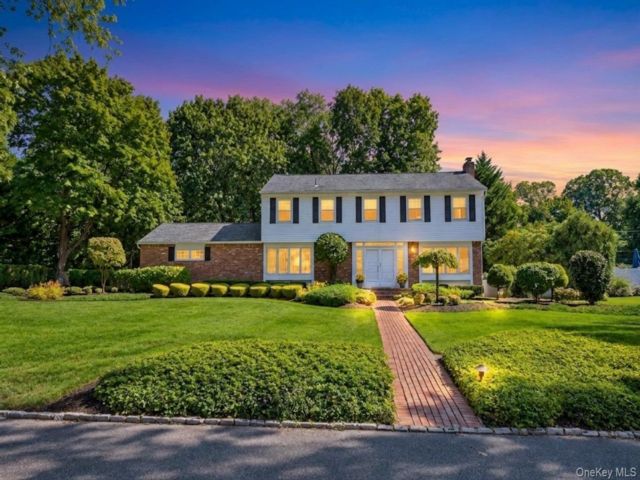  4 BR,  4.00 BTH &nbsp;Colonial style home in Smithtown