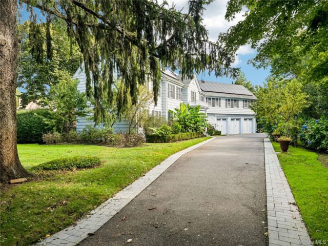  7 BR,  8.00 BTH &nbsp;Colonial style home in Hewlett Harbor