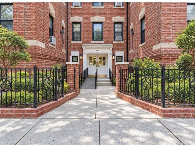  1 BR,  1.00 BTH &nbsp;Mid rise style home in Jackson Heights