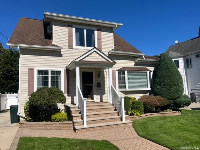  5 BR,  2.00 BTH &nbsp;Other style home in East Rockaway